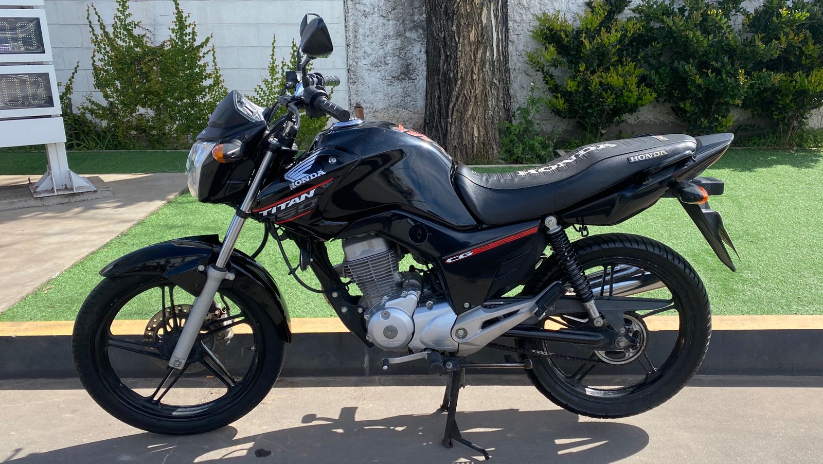 Su novia lo estaba yendo a buscar al trabajo en Funes y vio cómo le robaban la moto: escaparon a Rosario